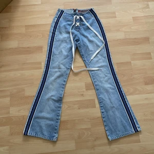 Byxor  - Vintage unika utsvängda jeans, perfekt skick. Midjan är mid och 35 cm rakt över och innerbenslängden ca 82 cm