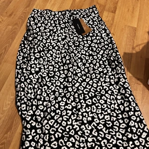 Kjol - Halvlång kjol från vero moda, aldrig använd med lappen kvar.  Köparen står för frakt 