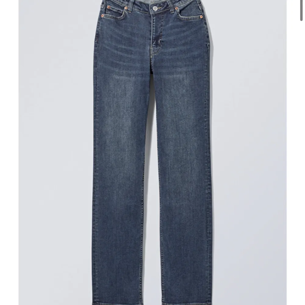 Midwaist straight jeans från weekday (modellen heter twig) som inte säljs längre! (i denna färg) Fint skick köpte för ca 5 månader sen💕nypris 590kr.  Innebenslängd-79cm Midjemått (rakt över)- 34,5cm Skriv för fler bilder eller mer info!💓. Jeans & Byxor.