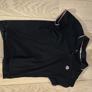 Moncler Piké  - Jag säljer den här för att den är dör liten. Köpte den av en vän så jag har inget kvitto tyvärr. Nypris 2500