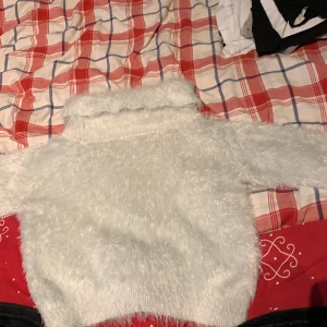 Luddig långärmad från hm - Fluffig långärmad Har haft länge men utan användning Snygg och bra passform Stretchigt material