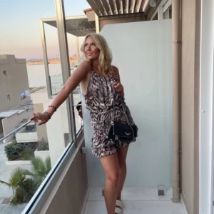 ZEBRA KLÄNNING - Säljer denna as snygga klänning från zara! Slutsåld och väldigt eftertraktad, 450 + bud eller köp direkt för 500 + frakt ❤️‍🔥❤️‍🔥