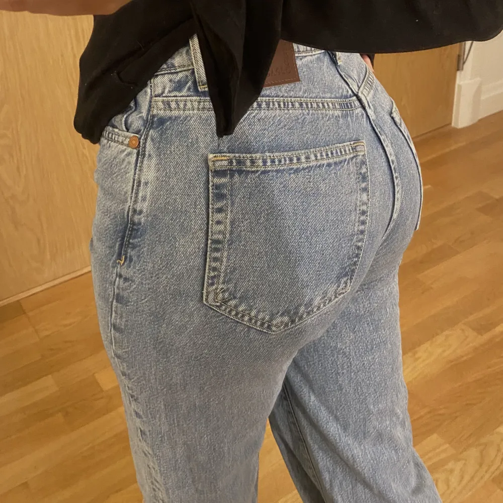 Säljer dessa jeans med hål på knäna, skit coola och i fint skick💗. Jeans & Byxor.