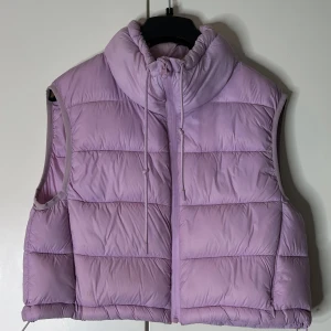 Zara cropad väst  - använd 1 gång, jättebra skick!! Säljer för får ingen användning av den längre har så mycket jackor/väst redan