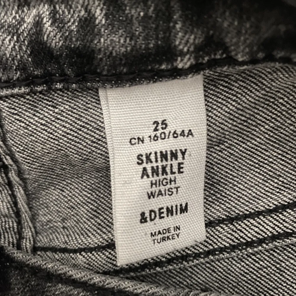 Säljer dessa Jensen som är svarata/gråa, dem är i storlek 25💗. Jeans & Byxor.