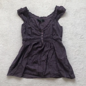 Lila topp - Jättecool lila topp! Nästan aldrig använd❤️storleken är S men passar också på xs! kom privat för fler bilder 