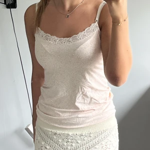 Rosa linne - Jätte sött linne😍 Tyvärr hittar jag inte storleken men skulle säga att det är i st S. Använt fåtal gånger. Köparen står för frakten💕💕