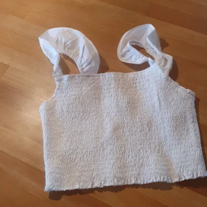 Vit top - Har andvänts 2 gånger vit top med typ spets som jag inte andvänder längre