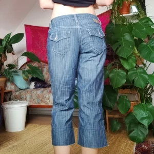 Randiga trekvarsbyxor storlek 38 - Coola trekvartsbyxor från Esprit med vita ränder!  Storlek 38.  Midjemått: 76 cm  Innerbenslängd: 51 cm 