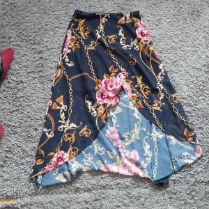 Kjol i vackra mönster - Kjol med blommor och kedjor. Kommer från Chiara forthi I storlek 36. Använt skick