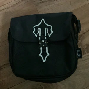 Trapstar väska  - Trapstar messenger bag helt ny säljer pågrund av att den inte passar min stil:) skriv dm om due intresserad och pris kan sänkas vid snabb affär!💯👑
