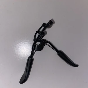 Ögonfransböjare - Använd få gånger.