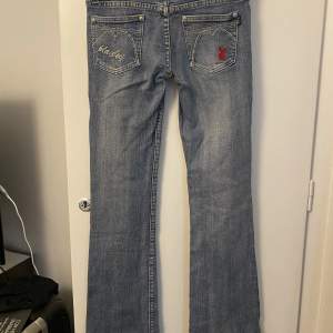 Säljer mina jätte snygga playboy lågmidjade bootcut jeans!! Mått rakt över 36cm och innerbens längd 75cm🫶🏼 skriv för fler bilder 💗