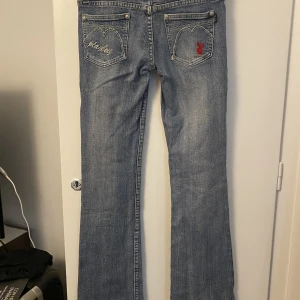 Lågmidjade bootcut jeans - Säljer mina jätte snygga playboy lågmidjade bootcut jeans!! Mått rakt över 36cm och innerbens längd 75cm🫶🏼 skriv för fler bilder 💗