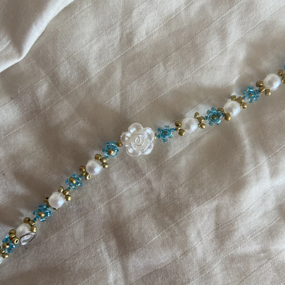 Sött armband med pärlor i glad och akryl. Tre olika justeringar, 16-17-18 cm . Asusteet.