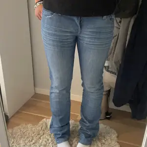 Säljer dessa otroligt snygga jeans från miss Anna då de är för lång på mig 💗De är lågmidjade och bootcut. Vid eventuella frågor eller funderingar kontakta gärna mig 💞om du gillar dessa jeans kolla gärna in mina andra! 