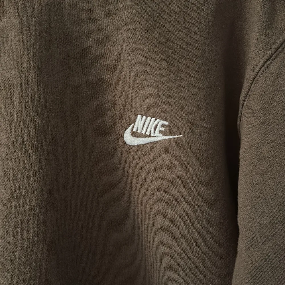 Brun sweatshirt från Nike, knappt använd. Priset kan diskuteras⭐️. Hoodies.