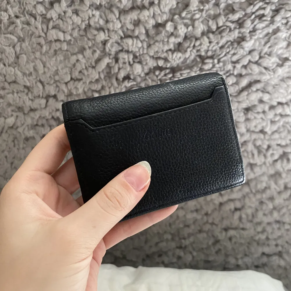 Svart, enkel plånbok som har mycket utrymme, nästan helt ny, nytt pris - 200, riktigt tålig. Övrigt.