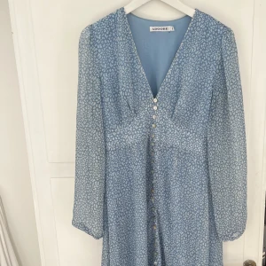Adoore klänning  - Säljer denna vackra klänning i stl 40 från Adoore.  Färgen heter printed blue.  Passar dig som är 38-40.