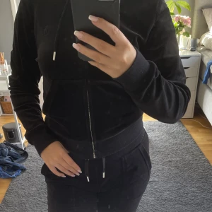 Juicy Couture  - Garderobs-rensning🫶🏻 Säljer även detta set men går bra att höra av dig om man endast är intresserad av tröjan eller byxorna💗