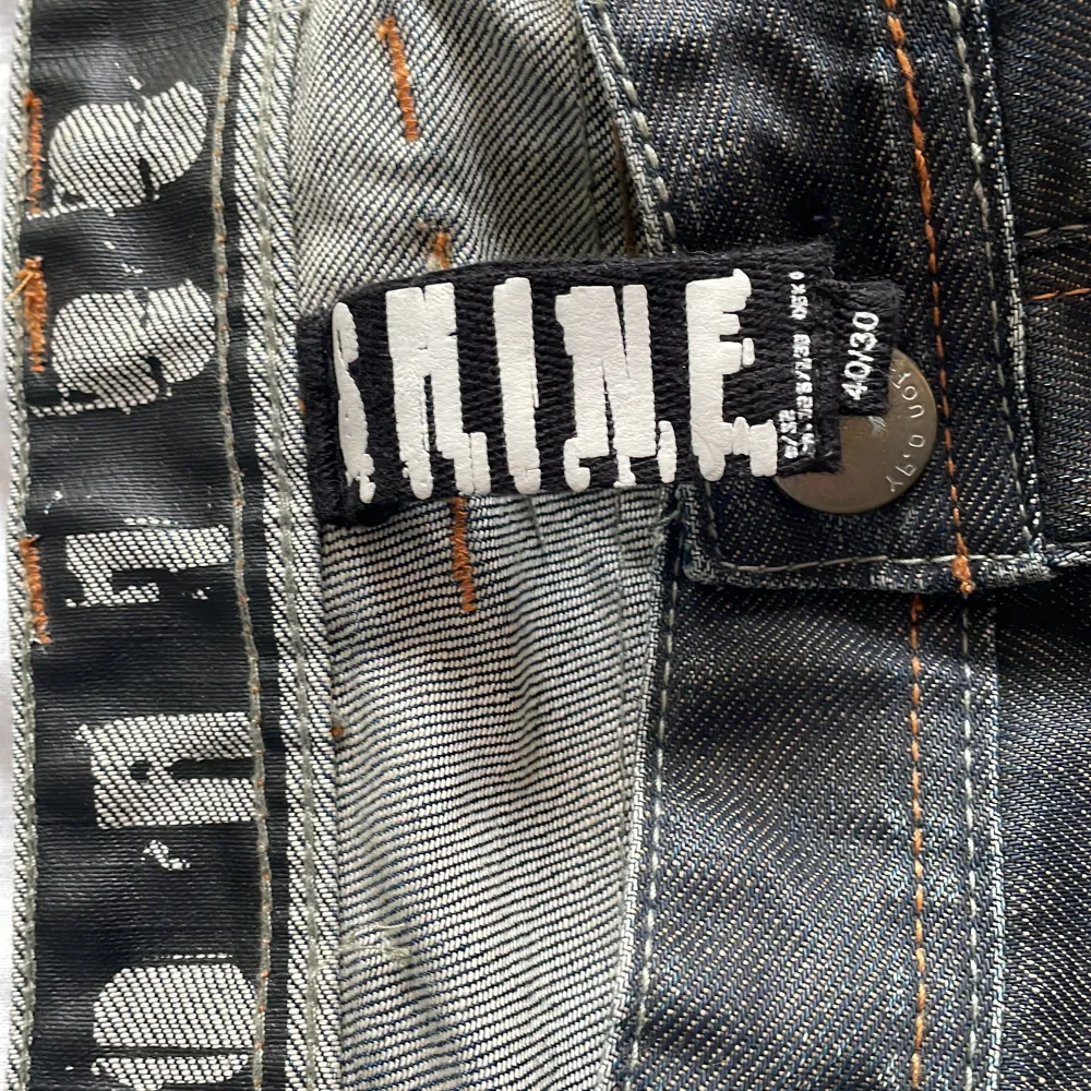 Ett par tvärfeta jeans som behöver ett nytt hem. Benöppning 24 cm midjemått tvärsöver 50 cm ytterbenslängd 100 cm Innerbenslängd 76 cm. Bild med dem på kan fås privat🙏Inga defekter eller så🤙🏻. Jeans & Byxor.
