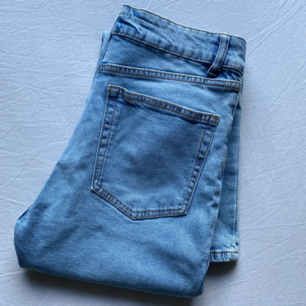 Ljusblå flare jeans från HM, midwaist i nyskick. Innerbenslängden är 80cm, midjemåttet är 80-85cm (37cm tvärs över) . Jeans & Byxor.