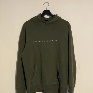 Poetic collective hoodie - Poetic collective hoodie size L men sitter mer som M (imo). Skön hoodie i trevlig färg. Säljer den då den är för liten för mig. Inga konstigheter, tvättats fåtalet gånger då den knappt är använd! Swish, köparen står för frakt, no refunds osv osv… 😄