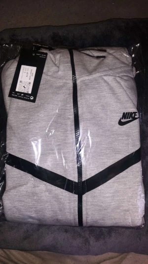 Nike tech tracksuit - Hej säljer min helt nya Nike tech tracksuit  Storlek L Pris 1400kr 