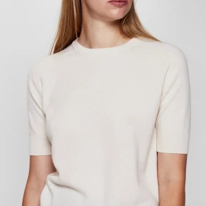 Lisa Yang Cashmire T-Shirt - Säljer min sjukt fina cashmiretröja från Lisa Yang då den inte kommer till användning! Köpte på Nääs fabriker för 2800kr så väldigt bra pris! 🩷