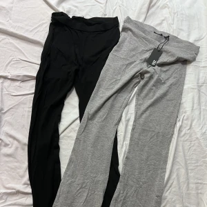 Två utsvängda tights  - Oanvända och prislappen sitter kvar. Vill du bara ha ett av paren så går det att lösa 🖤🩶