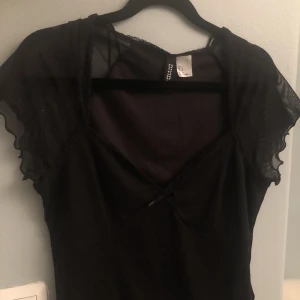 Topp - En söt topp med mesh på armarna och vid magen, spets runt kanterna💓