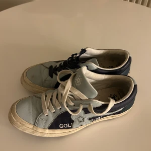 Golf Le Fleur x Converse  - Golf x Converse / storlek 43 Milt slitage på vilket syns på bilderna. 1 blått & 1 vitt skosnöre tillkommer så man kan byta till matchade färg om så önskas.