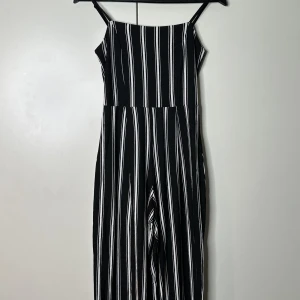 jumpsuit bershka - - använd 1 gång, säljer för fick som present för ett tag sen och knappt använd sen dess 