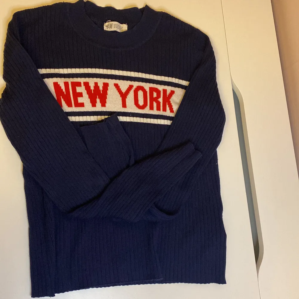 Det står new york på tröjan och är mörk blå är oanvänd . Tröjor & Koftor.