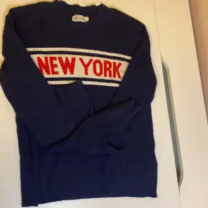 Det står new york på tröjan och är mörk blå är oanvänd 