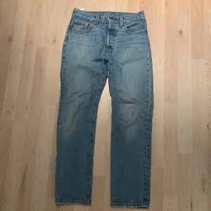 Levi’s jeans 501 - Storlek 25/28, skick 10/10 inget tecken på slit. Originalpris runt 1200 kr.
