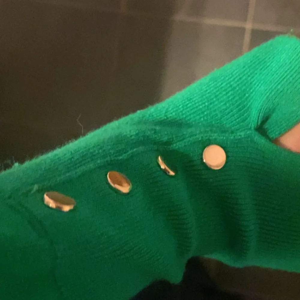 Superfin grön stickad tröja från zara med knappar på armarna. Köpt för 329 men säljer för endast 120kr. Säljer en exakt likadan i blå också❤️❤️. Stickat.