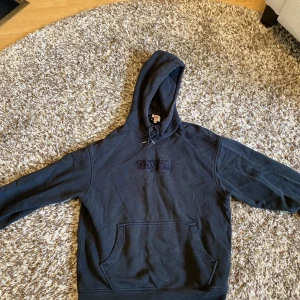 Levi’s Hoodie - Luvtröja från Levi’s Skick: använd men ändå bra Broderad logga Nypris: 700kr
