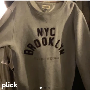 Tommy hilfiger tröja till salu - Tommy Hilfiger tröja till salu då den inte används. Inga defekter så gott som ny! Kan bara ta betalt via Swish!