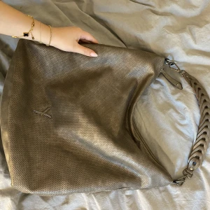 Väska - Kommer inte till användning, rymlig med många fack🙌🏼