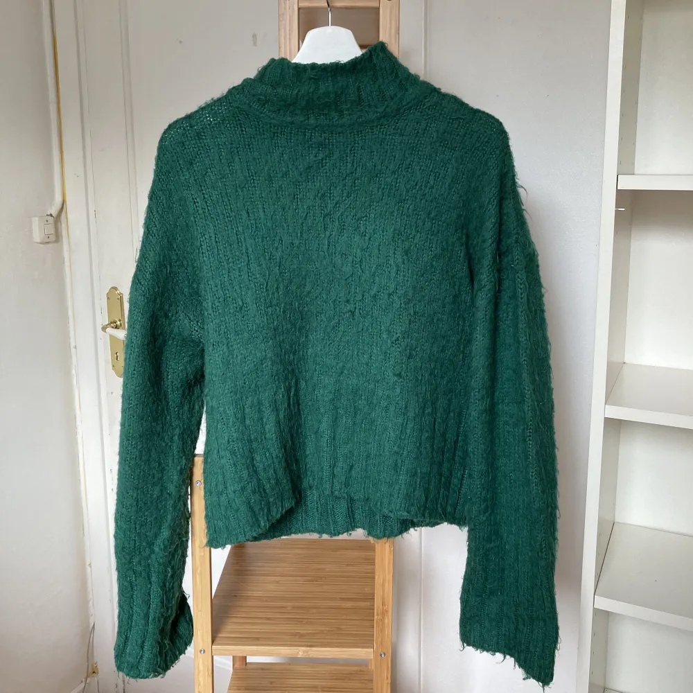 Grön stickad lurvig tröja med polokrage. Från Asos Design i storlek 34. Bra skick utan defekter men begagnad i använt skick. Mysig!💚. Stickat.