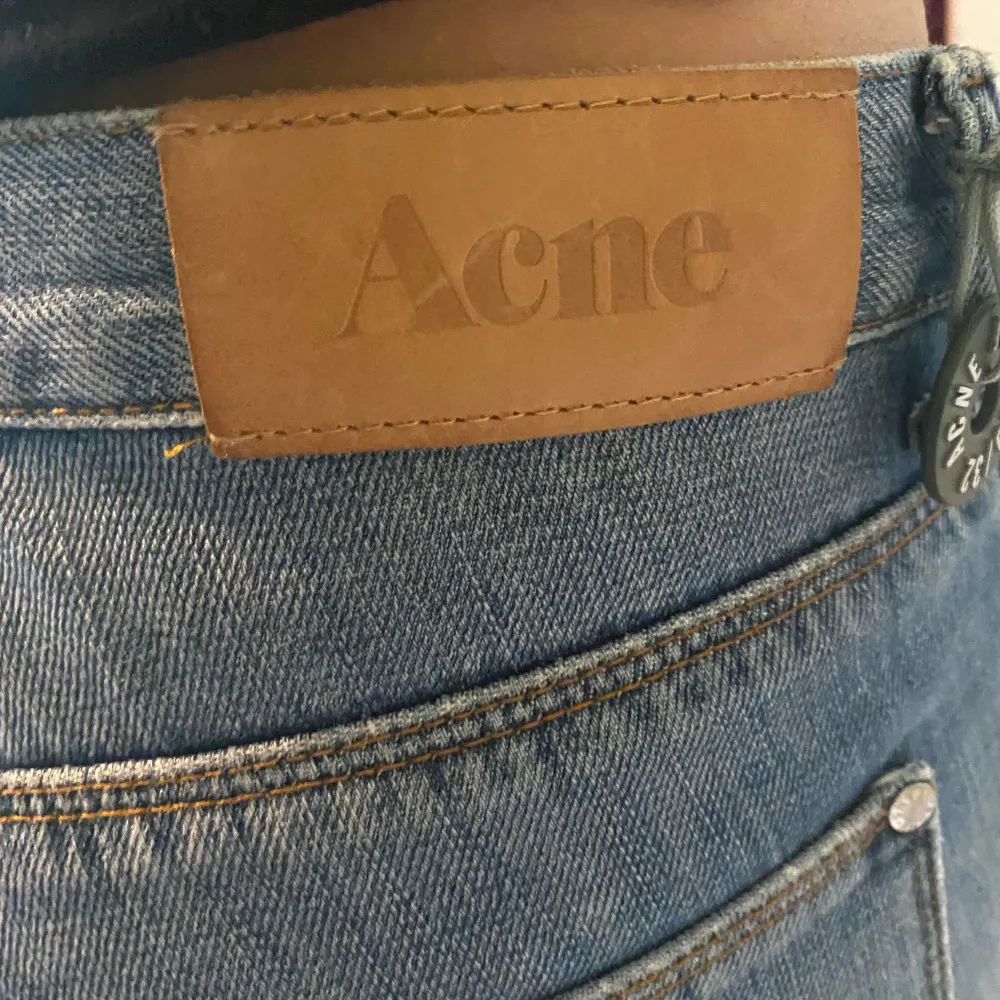 Jeans från Acne studios med prislapp kvar. Passar mig som brukar ha storlek 36 i jeans.. Jeans & Byxor.