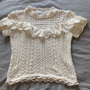 Blus - Jag säljer den tröjan eftersom den inte kommer till användning🫶🏼 Den är super fin och är precis som ny. Ny pris 375kr storlek S🩷 obs jag står inte för frakt