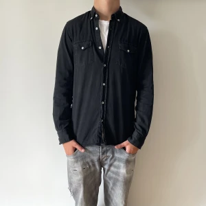 Massimo Dutti Skjorta  - Massimo Dutti skjorta - storlek M - varan är i jätte fint skick - modellen är 188cm och 83kg - vid frågor eller funderingar är det bara att skriva!