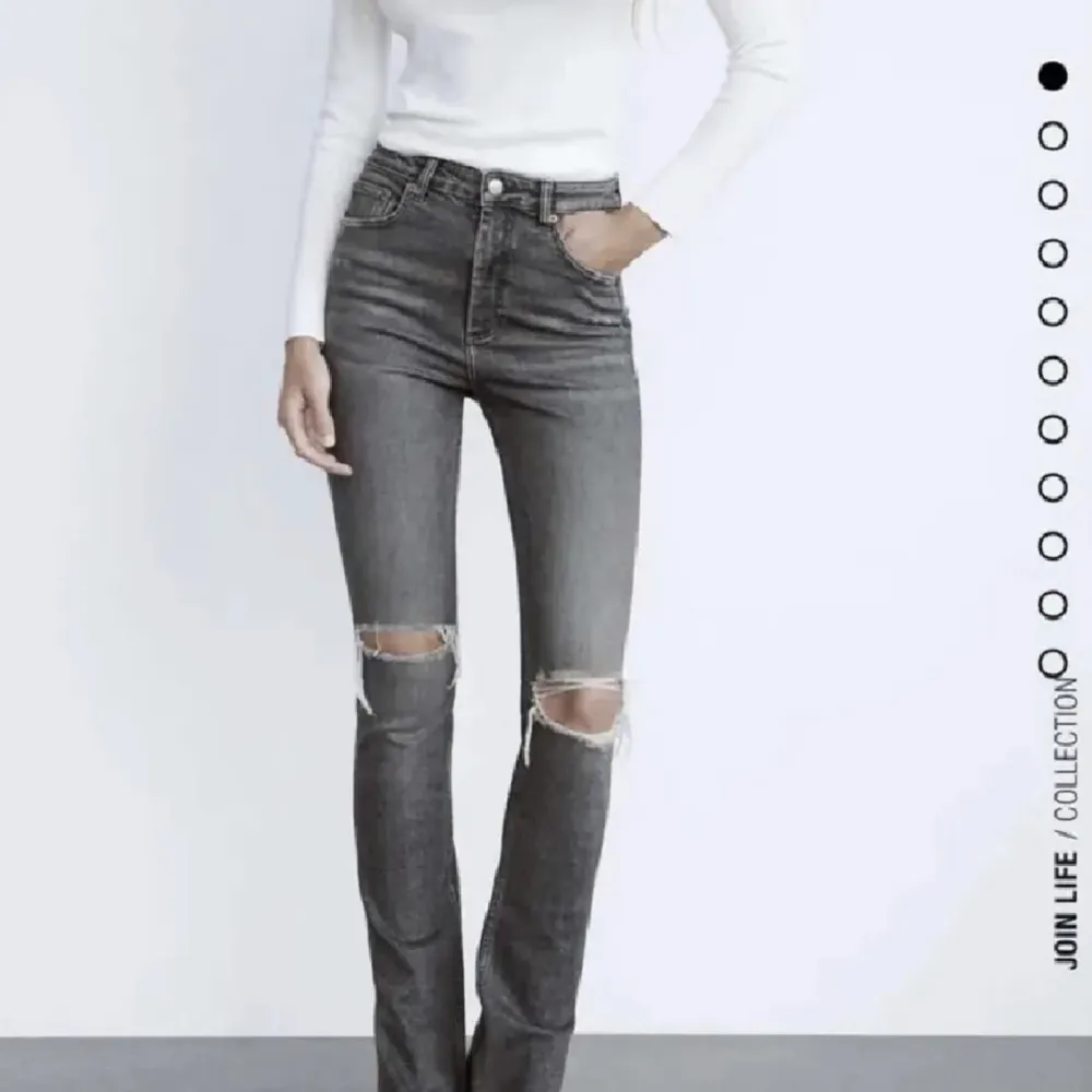 Säljer gråa zara jeans i strl 34 med slits längst ner. Klippta lite så passar en runt 160-164. Jeans & Byxor.