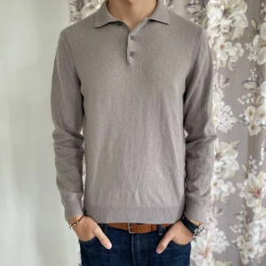 Massimo Dutti Rugbytröja - Säljer denna gång en riktigt snygg Massimo Dutti Rugbytröja i 100% ull. Storlek M så passar perfekt för dom som har S. Modellen är 182, bara att höra av sig om ni har några funderingar!