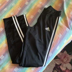 Tights  - Adidas tränings byxor säljs pågrund av att de är för små! Dom är använda men ändå k bra skick 
