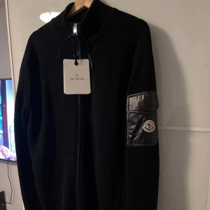 Moncler cardigan  - Tja! Säljer denna moncler cardiganen 2023 modellen i topp skick  9/10. Tags finns och den är 100% äkta. Priset på denna ny ligger på 8600 ny Hör av er!
