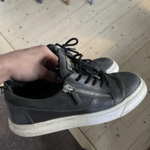 Giuseppe zanotti storlek 42 - Ett par feta Giuseppe Zanottis i storlek 42. Sparsamt använda så de är i bar skick. Skriv för mer bilder, intesse, eller funderingar🤝