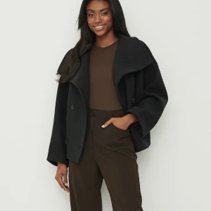 Kort kappa - Säljer denna korta kappa ifrån NA-KD i storlek 34, helt slutsåld just nu Helt oanvänd med alla prislappar kvar 🤍nypris 1000kr